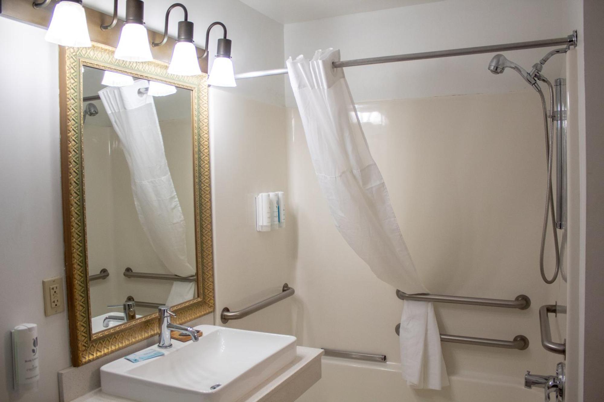 Country Inn & Suites By Radisson, Big Rapids, Mi Extérieur photo